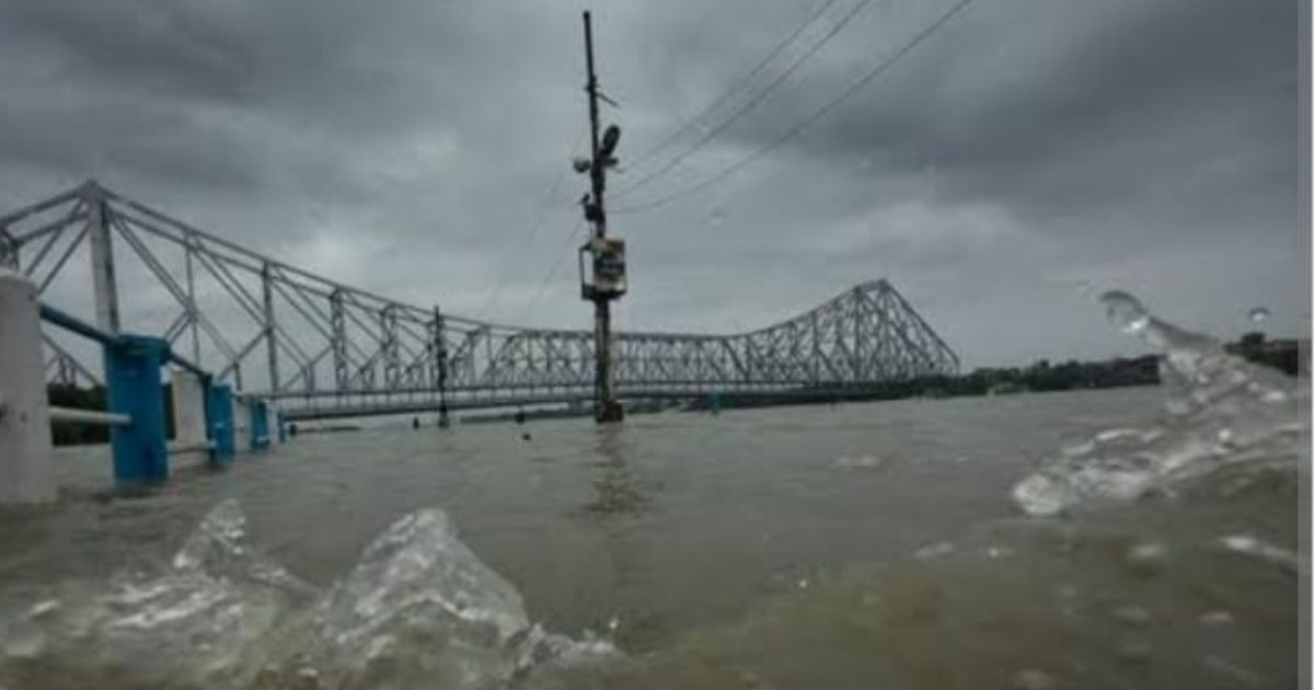 Cyclone Dana: দ্রুত এগিয়ে আসছে ‘দানা’, কলকাতায় জারি কমলা সতর্কতা, চালু হেল্পলাইন
