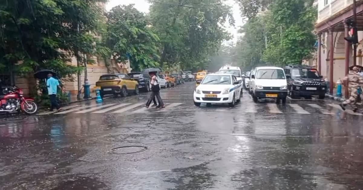 West Bengal Weather Forecast: ঘূর্ণাবর্ত ও মৌসুমী অক্ষরেখার জোড়া ফলা, দক্ষিণবঙ্গের ৭ জেলায় ভারী বৃষ্টির পূর্বাভাস