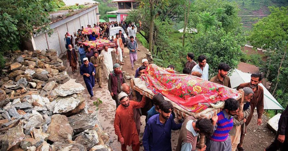 Flash floods kill more than 300 in Pakistan
