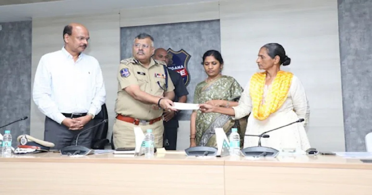 Kishenjis wife maoist surrenders in telangana