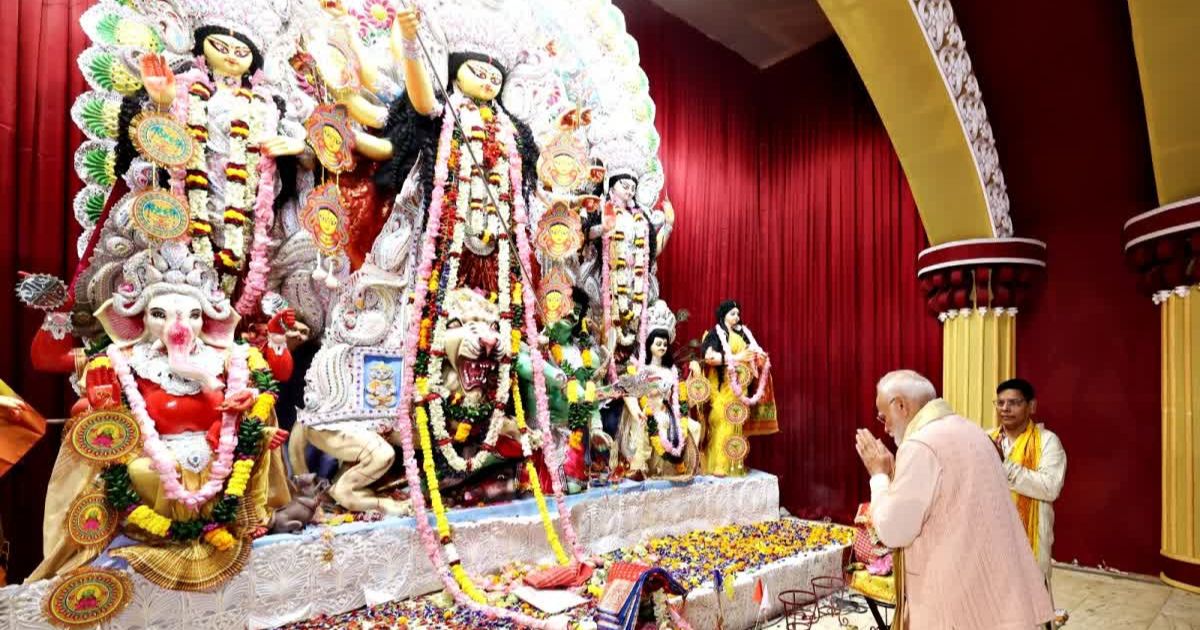 PM Modi Participates In Durga Puja Celebrations At Delhi CR Park, Performs Maa Durga Aarti