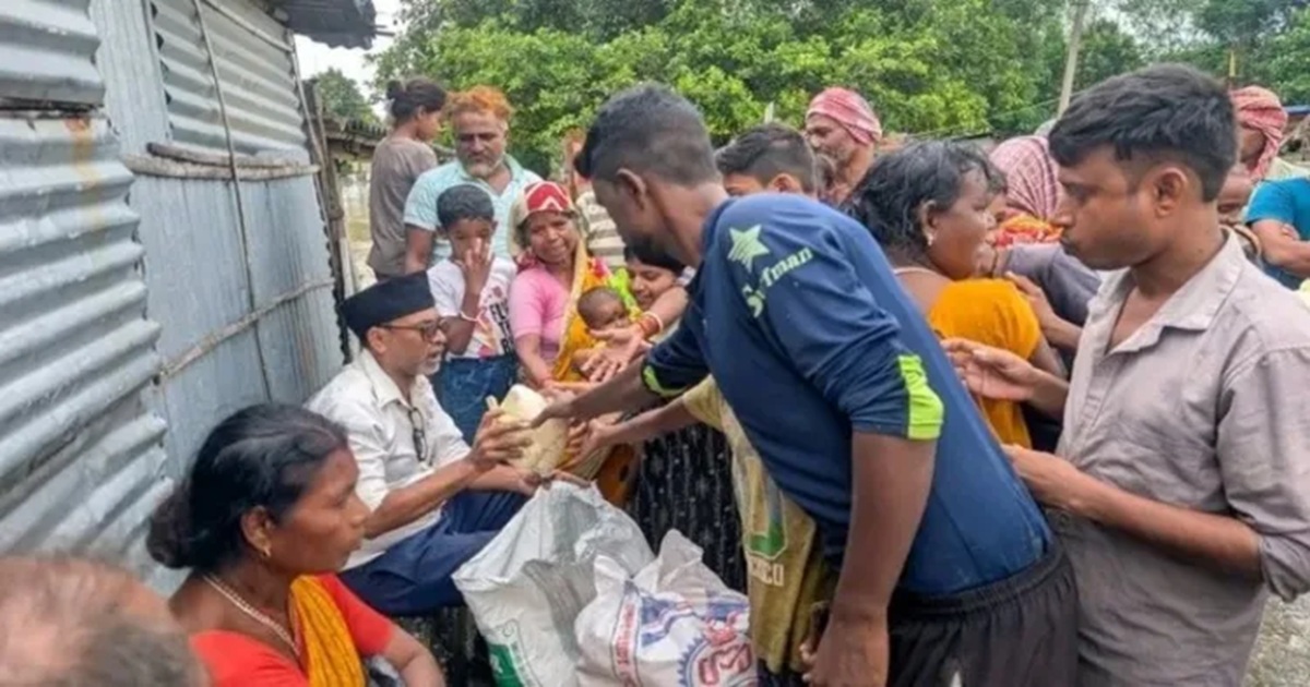 Wb floods rss swayamsevaks lead relief operations to affected people