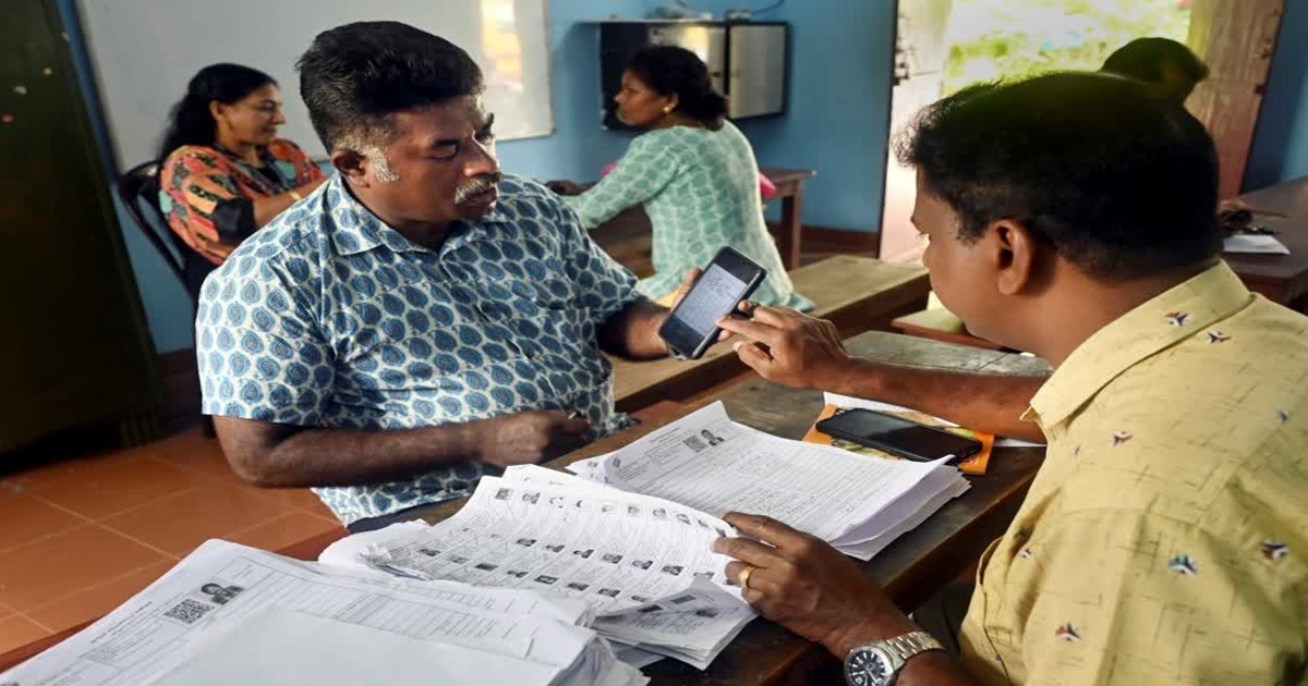 West Bengal SIR: সহজেই ধরা পড়বে ভুয়ো ভোটার! নতুন সফটওয়্যার ব্যবহার করছে কমিশন, কী বিশেষত্ব?