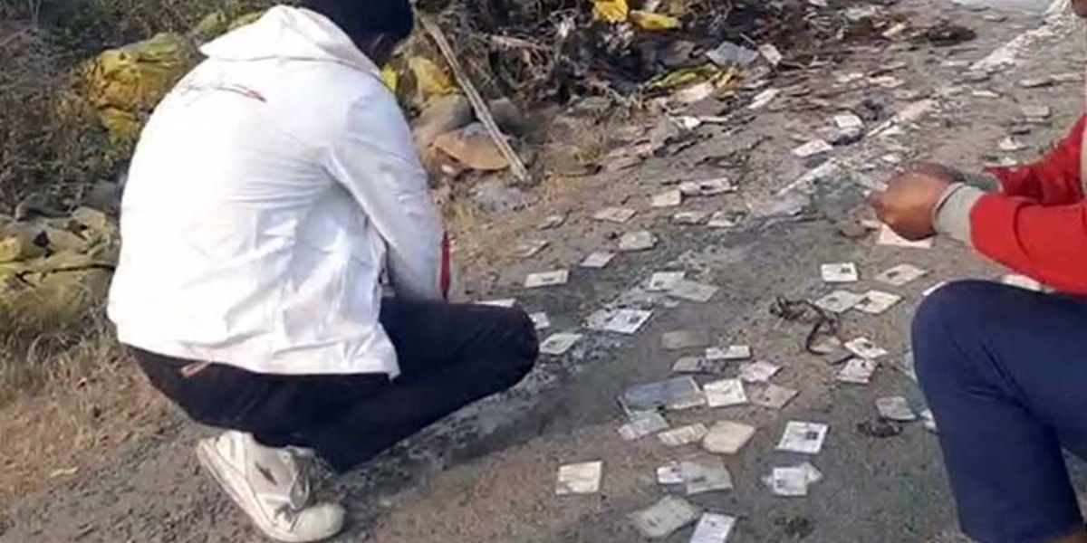 Nadia: মুখ্যমন্ত্রীর সভার আগেই উদ্ধার বস্তা ভর্তি ভোটার কার্ড! এসআইআর আবহে চাঞ্চল্য নদিয়ায়