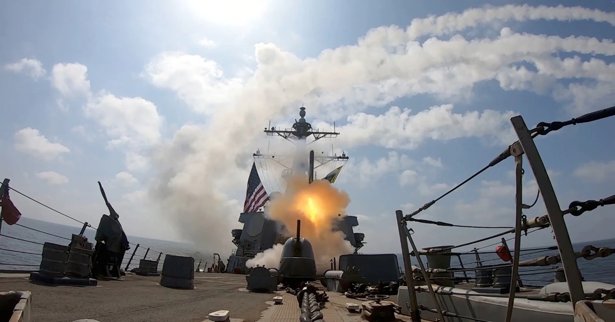 Iran-Israel Conflict: যুদ্ধজাহাজ ডুবিয়ে দেওয়ার বদলা! মার্কিন তেলবাহী জাহাজে মিসাইল ছুড়ল ইরান