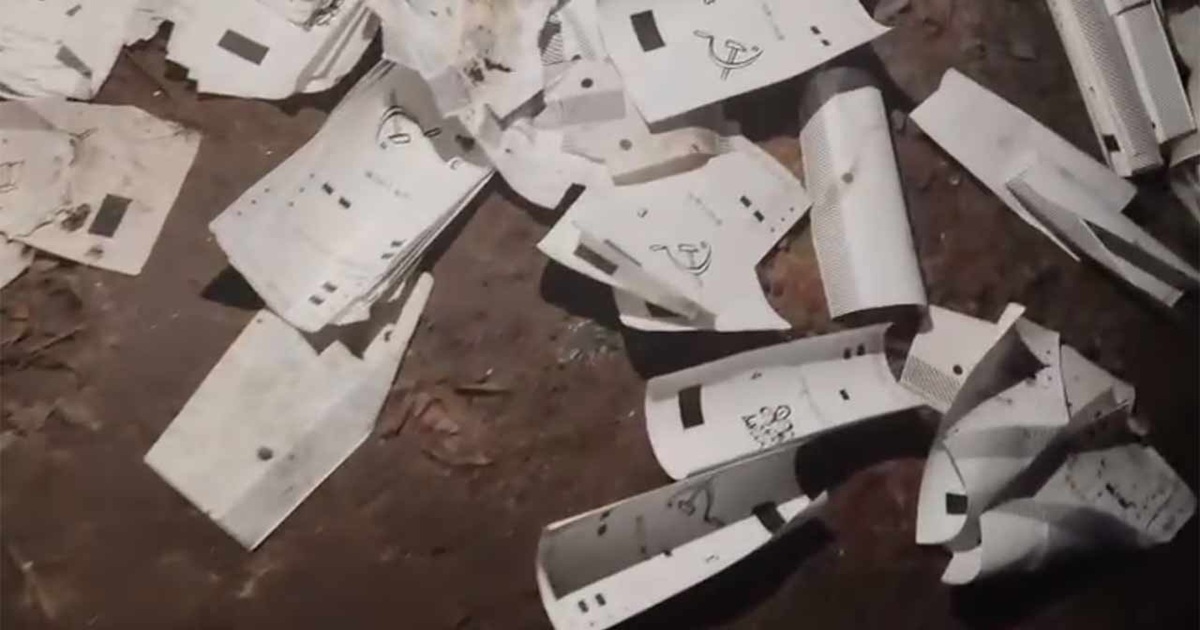 VVPAT Slips: নোয়াপাড়ায় রাস্তায় পড়ে রয়েছে ভিভিপ্যাটের স্লিপ! ‘মক পোলের’ বলল কমিশন