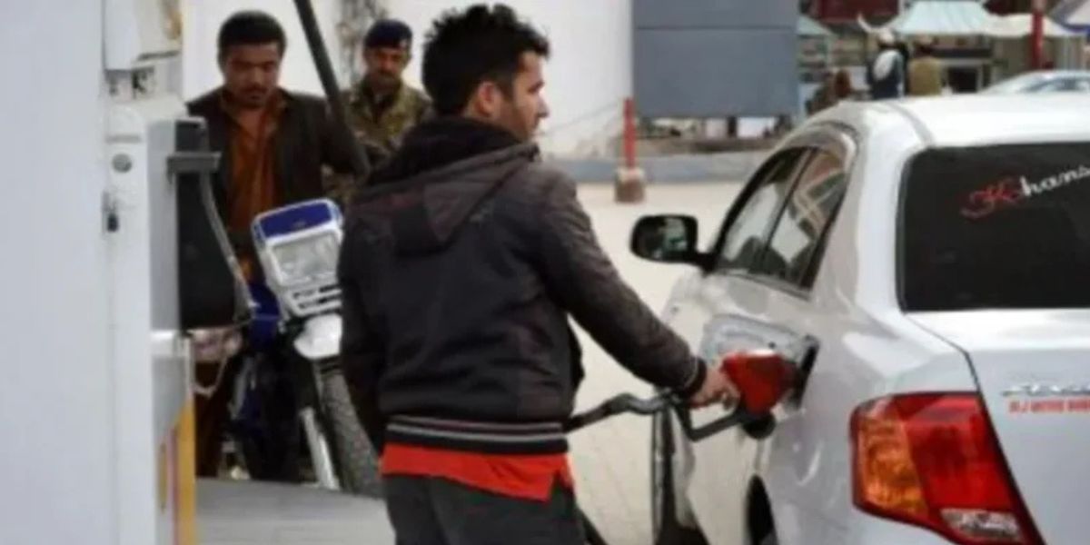 Pakistan: মধ্যরাতে দুঃস্বপ্ন পাকিস্তানে! লিটার প্রতি ৪১৫ টাকা ছুঁল পেট্রোল-ডিজেলের দাম, দিশেহারা মানুষ