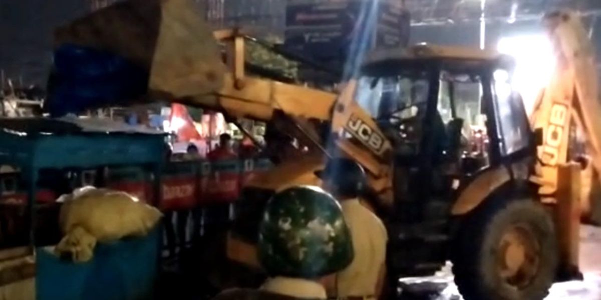 demolition-news-eviction-drive-underway-at-howrah-station-premises-under-tight-security-dilip-ghosh-issues-bulldozer-warning-against-illegal-constructions