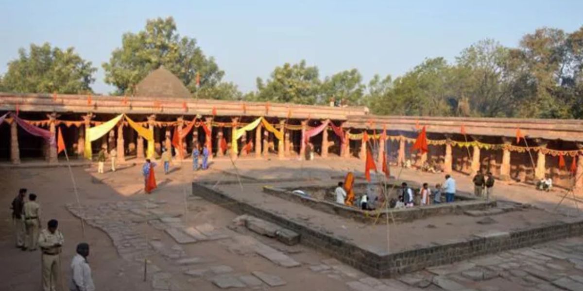 bhojshala and maha aarti news performed with great pomp at bhojshala in madhya pradesh muslims offered prayers at home while wearing black badges
