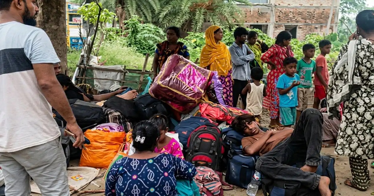 Bangladeshi nationals wait at hakimpur checkpost to enter Bangladesh