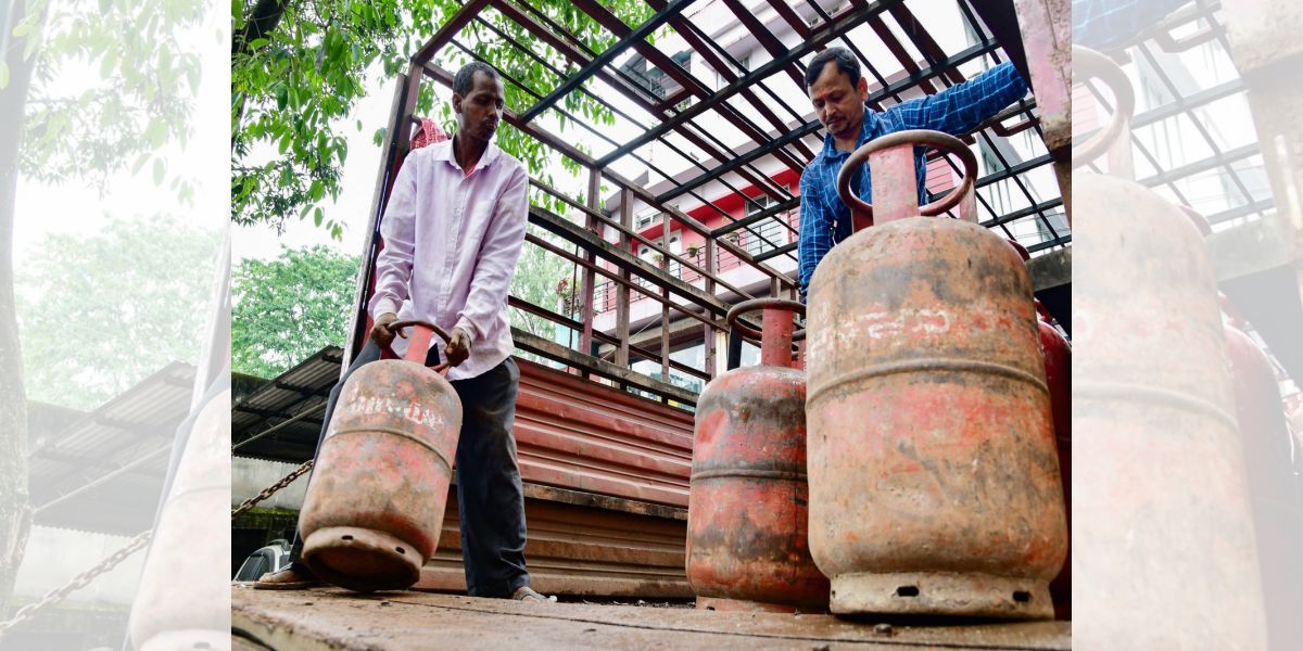 LPG: বিশ্বের মধ্যে সব চেয়ে সস্তায় রান্নার গ্যাস পাচ্ছে ভারতীয় পরিবারগুলি, উজ্জ্বলা যোজনায় আরও বাড়ানো হল ভর্তুকির পরিমাণ