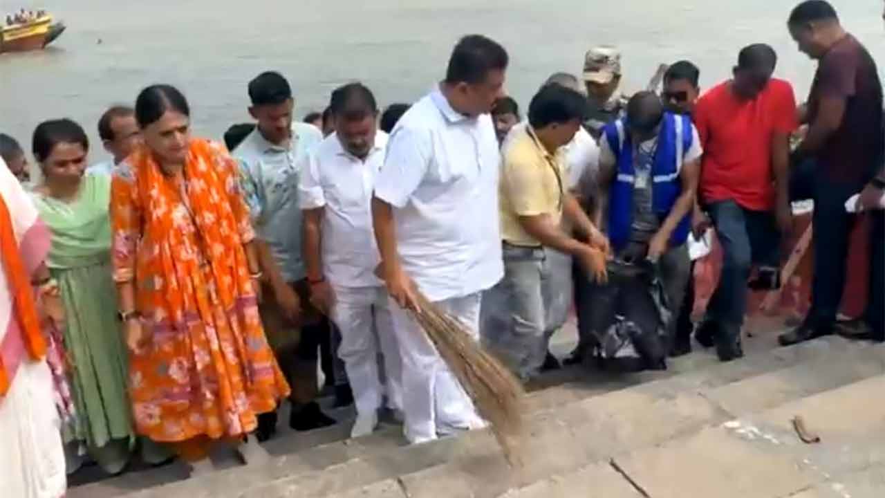 suvendu-adhikari-cleans-bagbazar-mayer-ghat-swachhata-se-swagat-drive