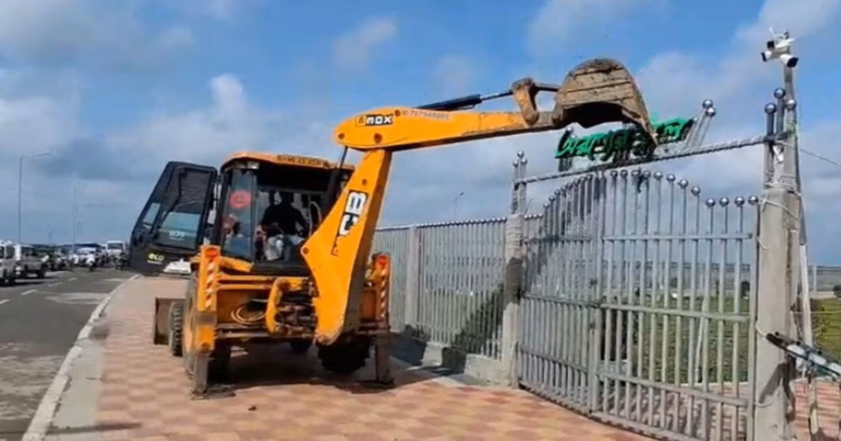 ex-tmc-mla-saokat-molla-sons-cafe-bulldozed-over-illegal-matla-river-encroachment