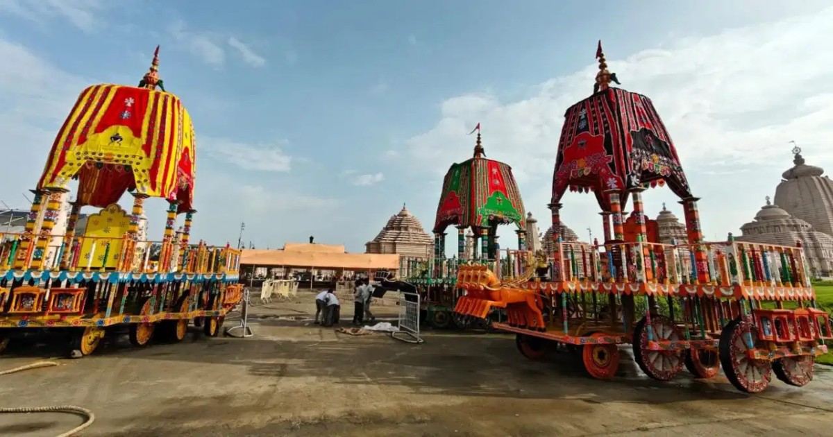 this-time-the-chariot-of-digha-has-a-touch-of-puri-the-royal-crown-of-puri-is-on-the-head-of-jagannath-the-chariot-has-steering-brake-to-facilitate-turning