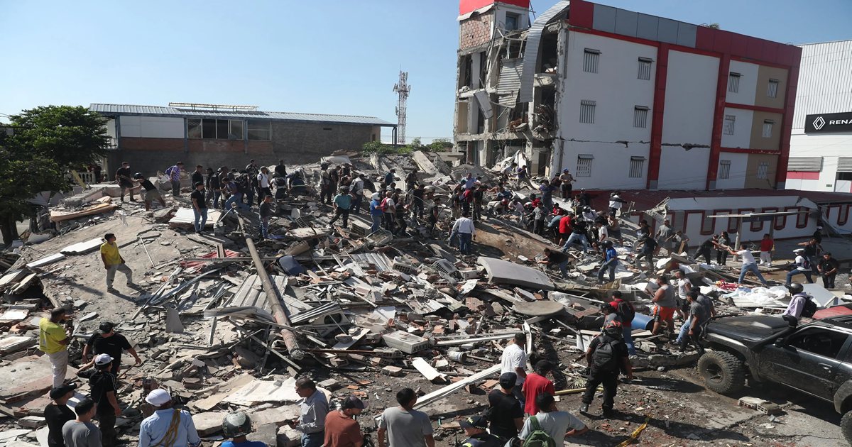 colombia earthquake people flee from collapsing building death toll rises