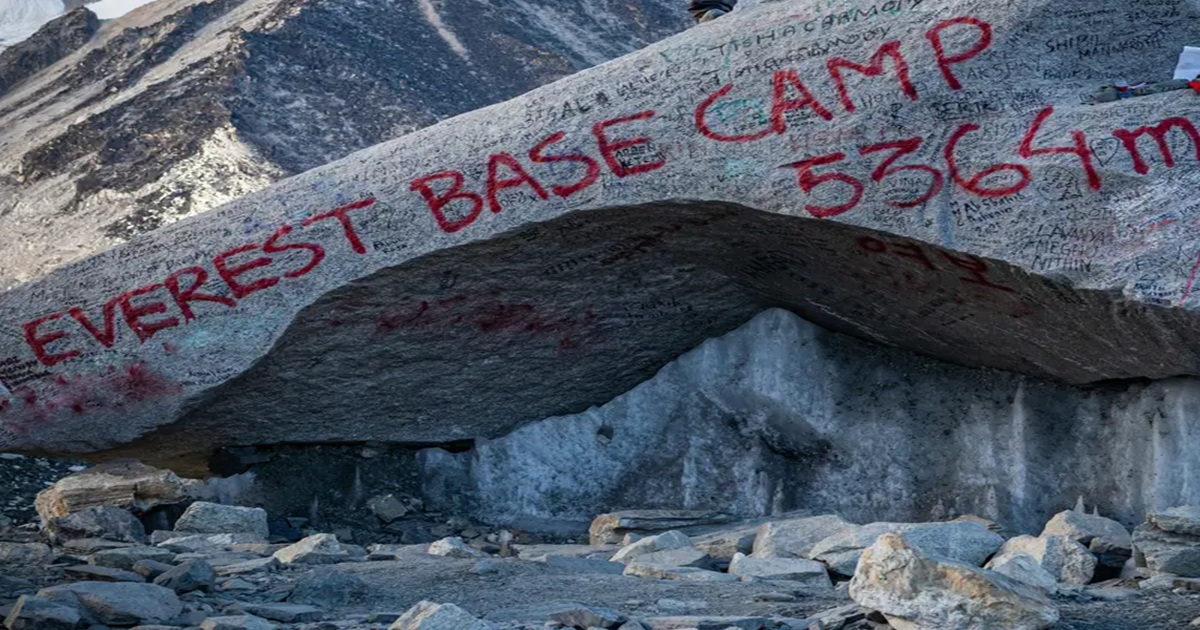human-urine-melting-glacier-on-mount-everest