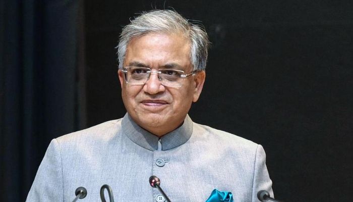 former-civil-servants-back-election-commission-sir