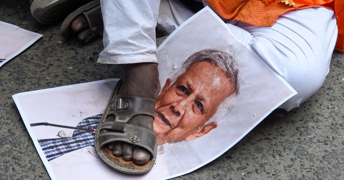 Protest Against Muhammad Yunus: “আপনি সন্ত্রাসবাদী, এখানে কেন এসেছেন?” নিউইয়র্ক বিমানবন্দরে প্রবাসী বাংলাদেশিদের বিক্ষোভের মুখে ইউনূস
