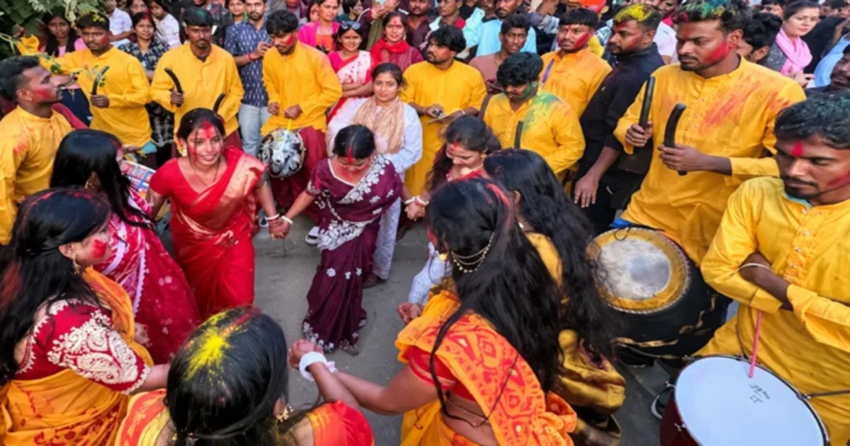 Grand Durga Visarjan Procession: শ্রীনগরের লালচকে দুর্গাপ্রতিমা বিসর্জনের বর্ণাঢ্য শোভাযাত্রা, উৎসবে মাতল কাশ্মীরের বাঙালি সমাজ
